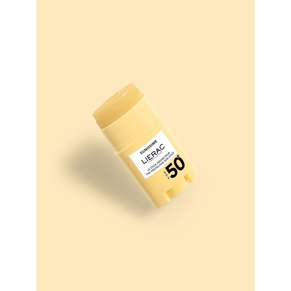 Uno stick Lierac Sunissime LSF 50+ in confezione gialla con tappo nero, posizionato obliquamente.