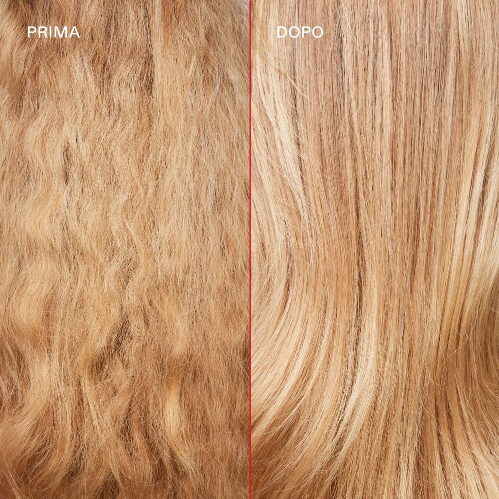 Confronto prima e dopo di capelli biondi e crespi trattati con Olaplex N°.5 Bond Maintenance® Conditioner.