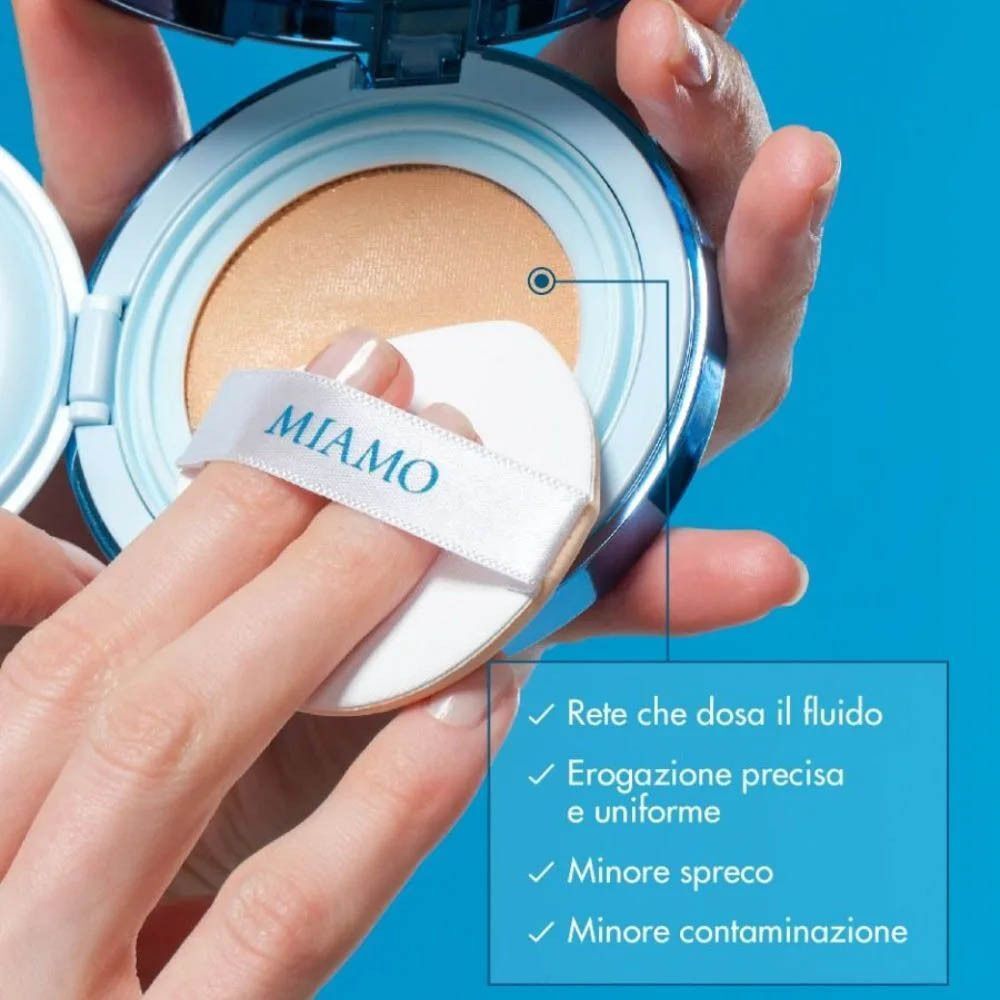 Mano che tiene il Miamo Second Skin Mesh Cushion Foundation con spugnetta, rete di dosaggio visibile.
