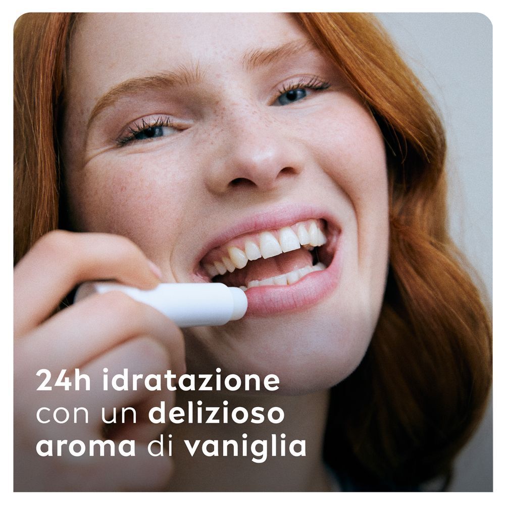 Donna applica balsamo labbra Labello Vaniglia Buttercream. Idratazione 24h.