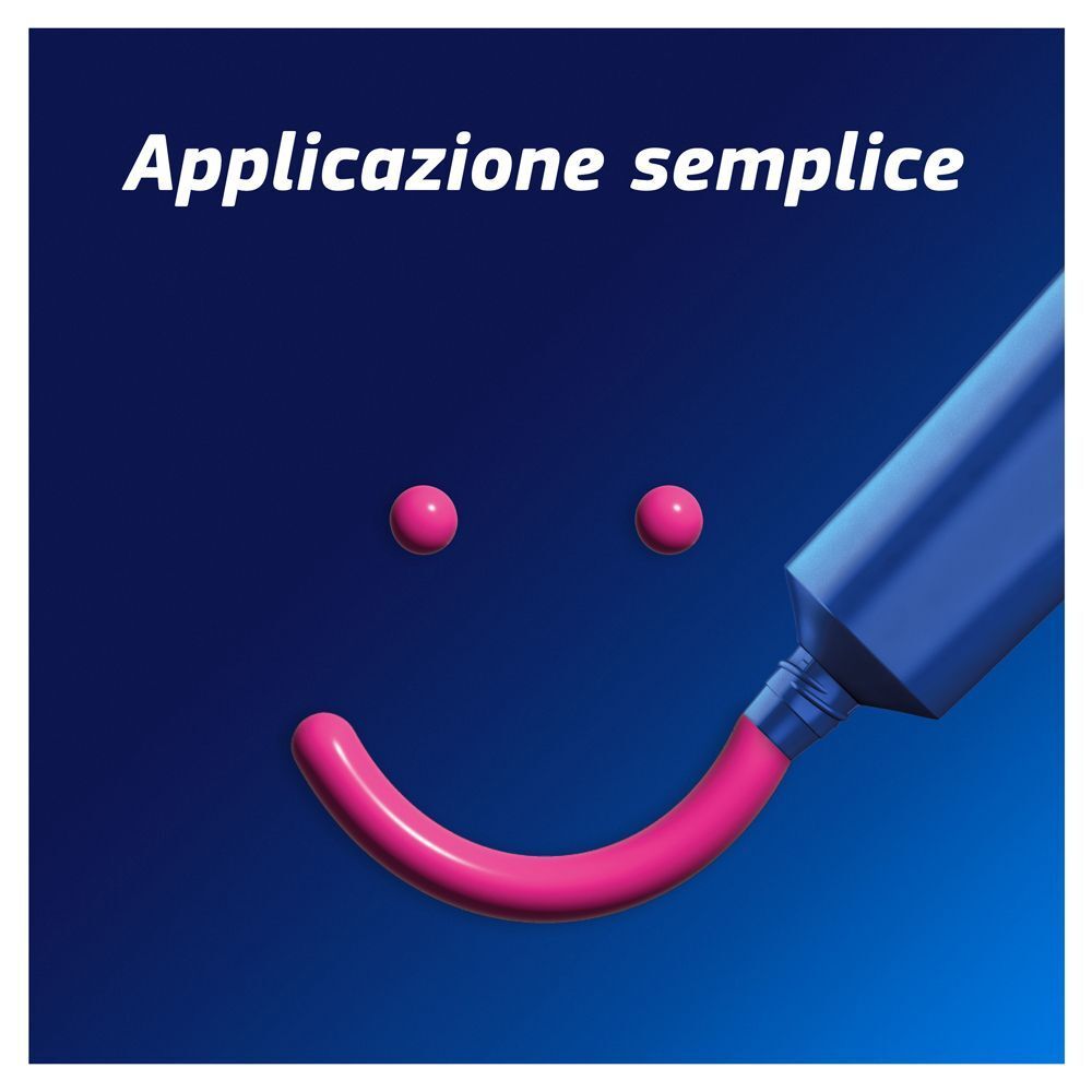 Tubetto di crema adesiva Kukident forma un viso sorridente su sfondo blu.