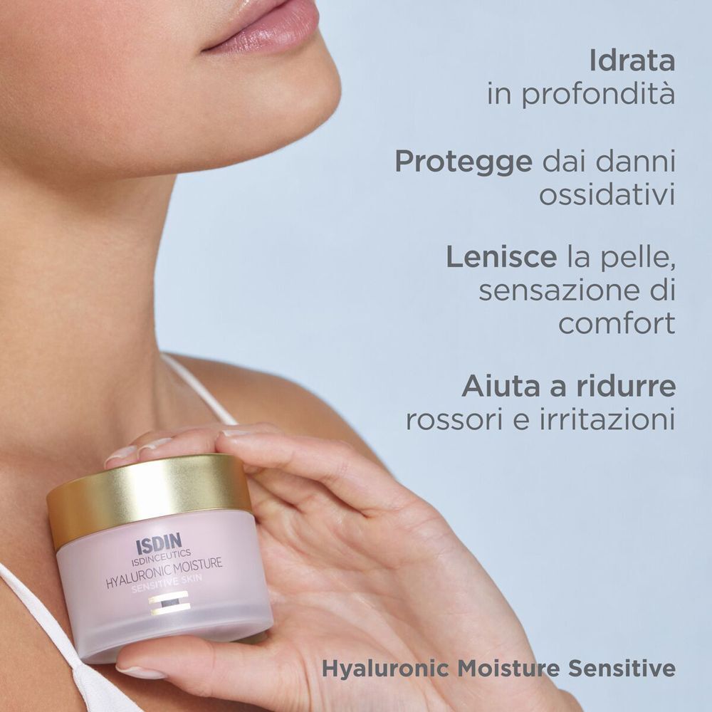 Crema ISDIN Hyaluronic Moisture Sensitive in vasetto, tenuta da una mano sulla pelle.