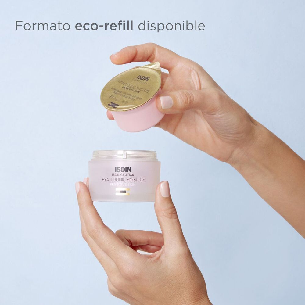 Una mano apre un vasetto di crema ISDIN Hyaluronic Moisture Sensitive, mostrando il formato eco-refill.
