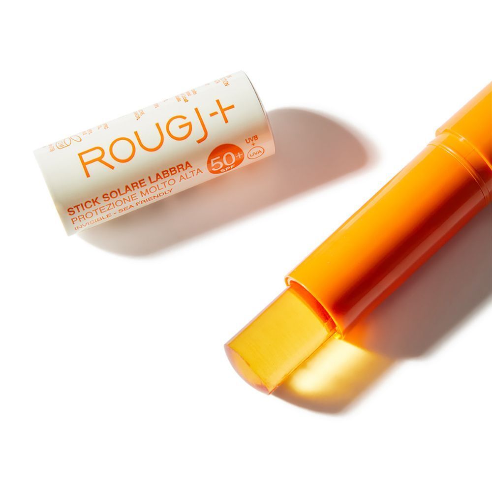 Uno stick solare Rougj+ SPF50+ con il cappuccio rimosso, che mostra lo stick giallo.