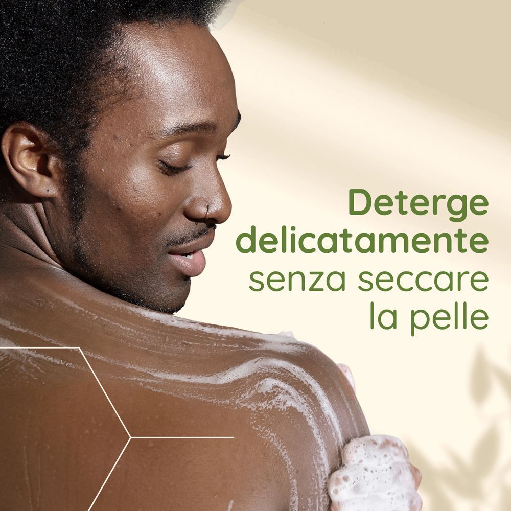 Uomo con schiuma sulla pelle, deterge delicatamente senza seccare.