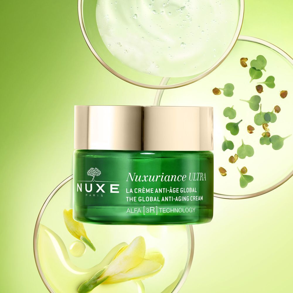 Barattolo di crema Nuxe Nuxuriance Ultra in capsule di Petri con piante e liquidi.
