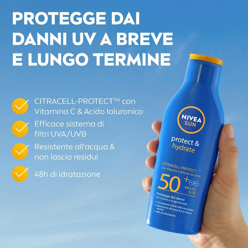 Mano che tiene un flacone Nivea Sun Protect & Hydrate SPF50+ davanti a un cielo blu.