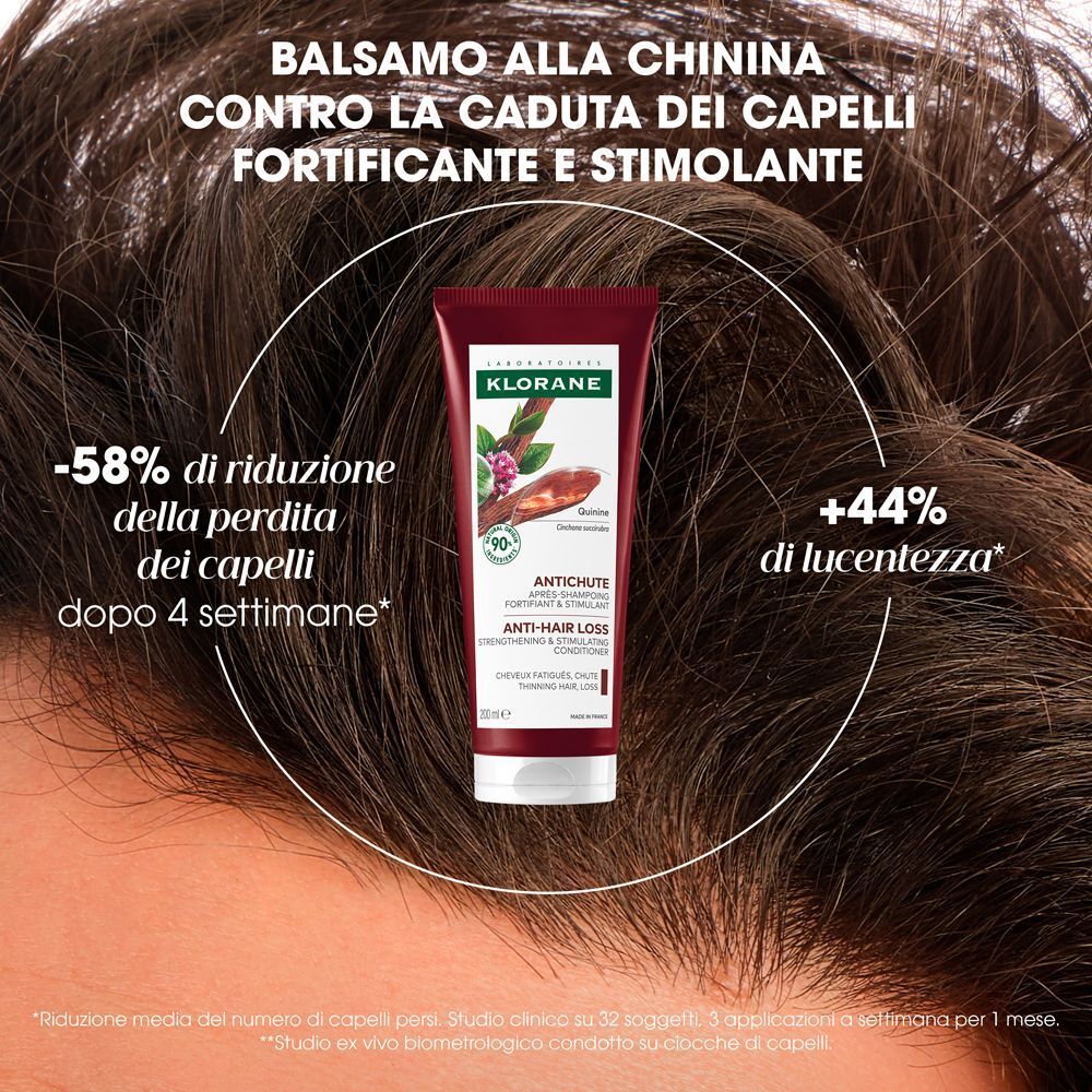 Balsamo Klorane alla Chinina sulla testa di una donna, efficace contro la caduta dei capelli.