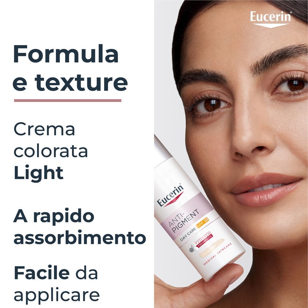 Donna tiene Eucerin Anti-Pigment Crema Giorno SPF 30 Colorata Light. Formula e texture: crema colorata a rapido assorbimento.