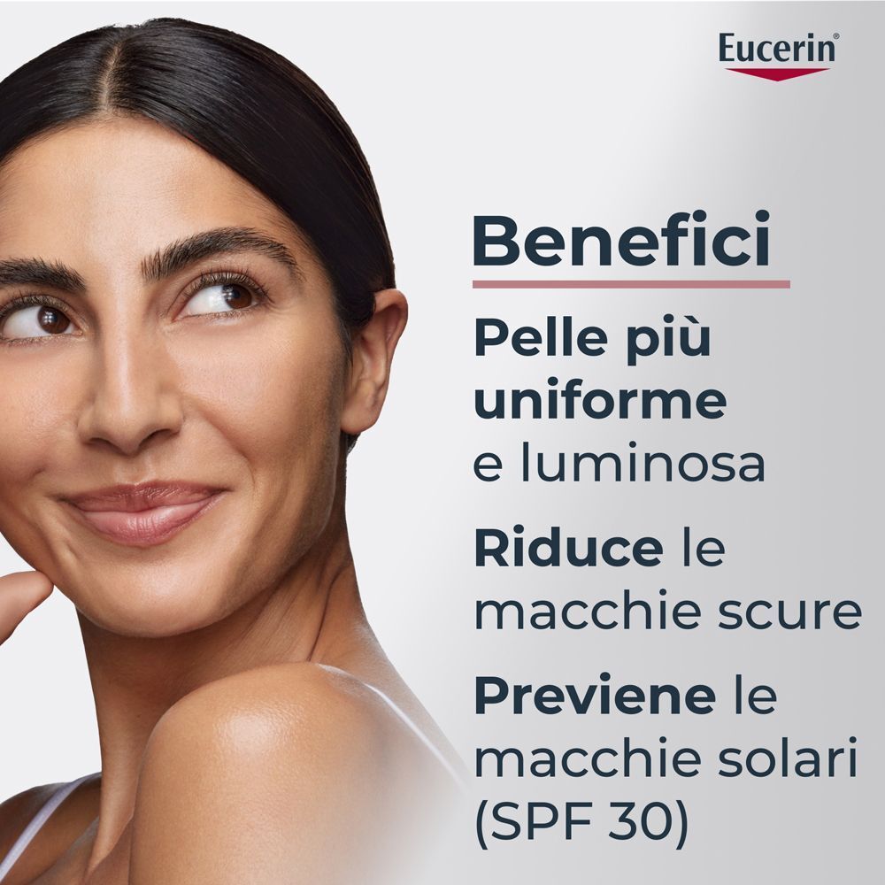 Donna con Eucerin Anti-Pigment Crema Giorno SPF 30 Colorata Light. Benefici: pelle più uniforme e luminosa.