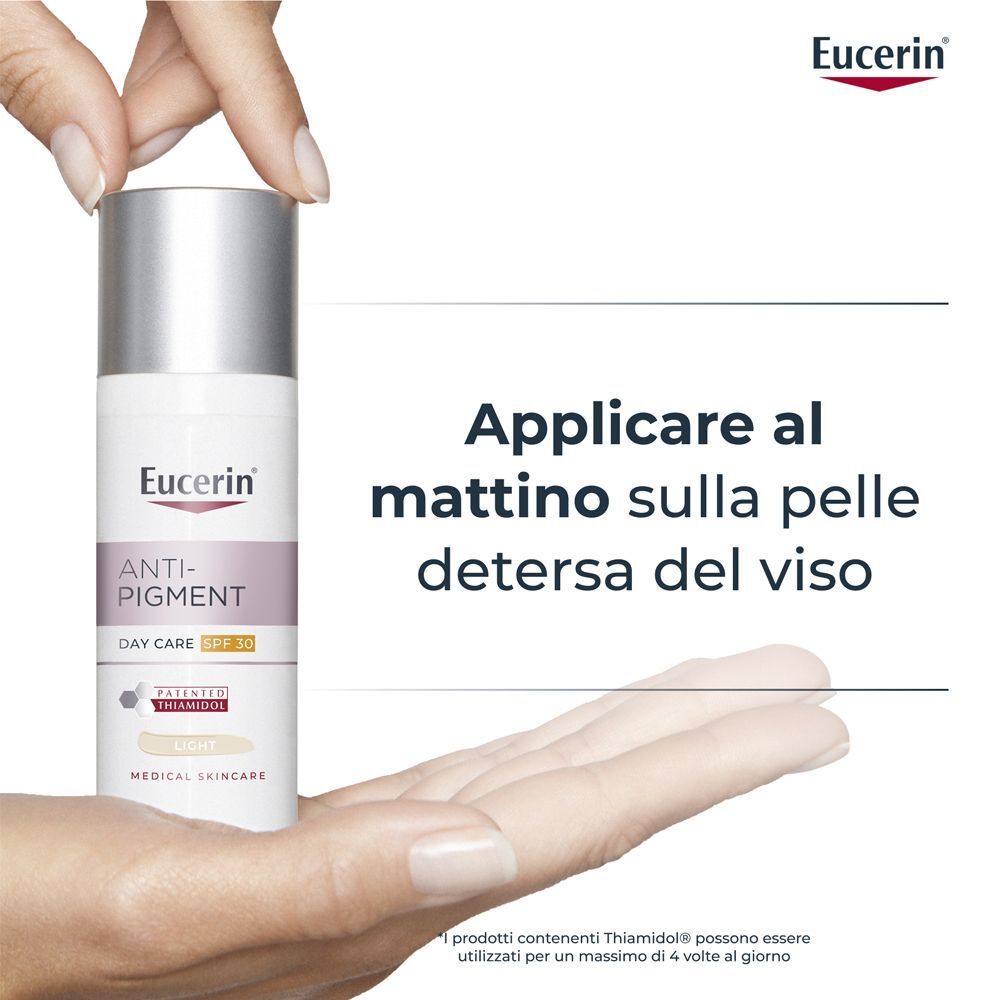 Mano che tiene Eucerin Anti-Pigment Crema Giorno SPF 30 Colorata Light. Applicare al mattino sulla pelle detersa.