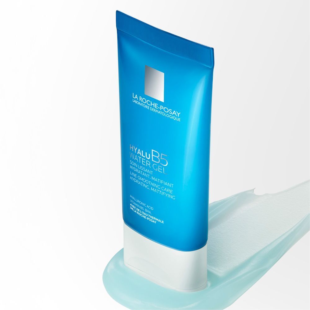 Tubo blu La Roche-Posay Hyalu B5 Water Gel con una macchia di gel blu.