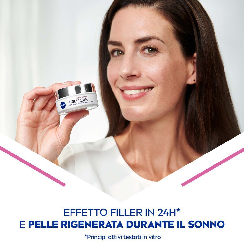 Donna tiene vasetto Nivea Cellular Expert Filler. Effetto filler in 24h, pelle rigenerata di notte.