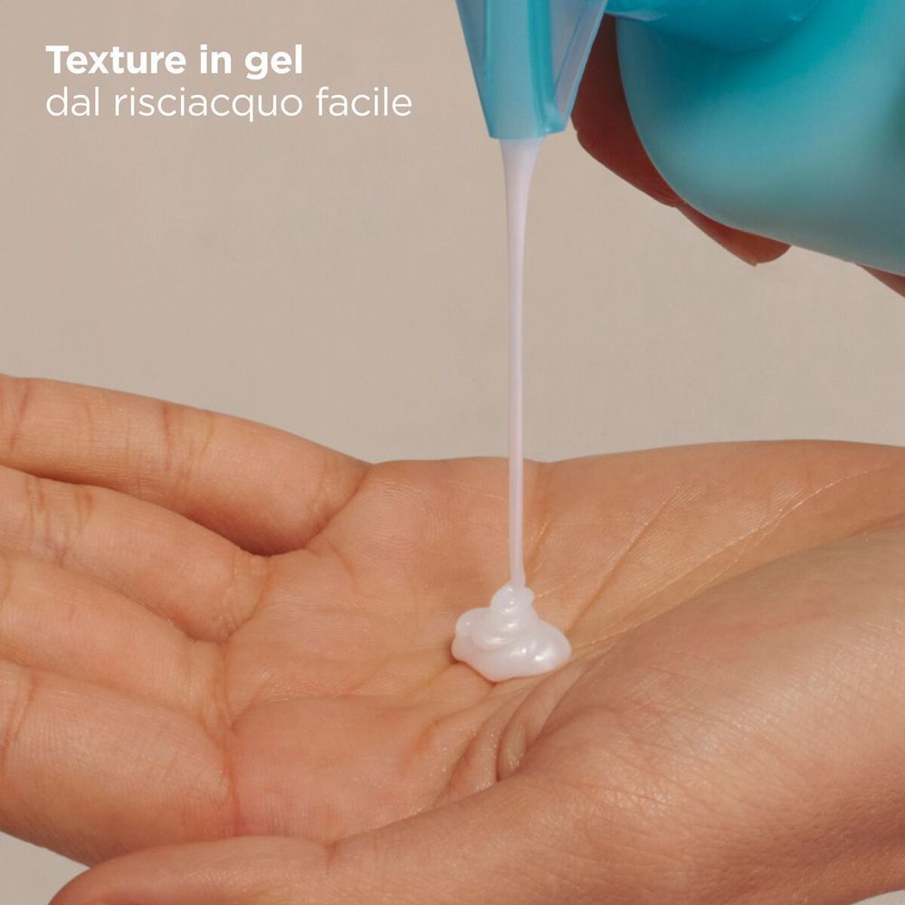 ISDIN Ureadin Shower Gel versato nel palmo di una mano.