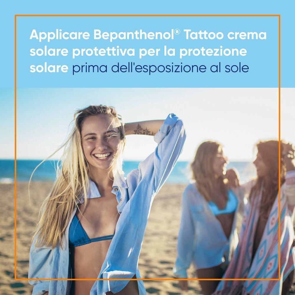 Giovane donna in spiaggia con amici, crema solare Bepanthenol Tattoo.