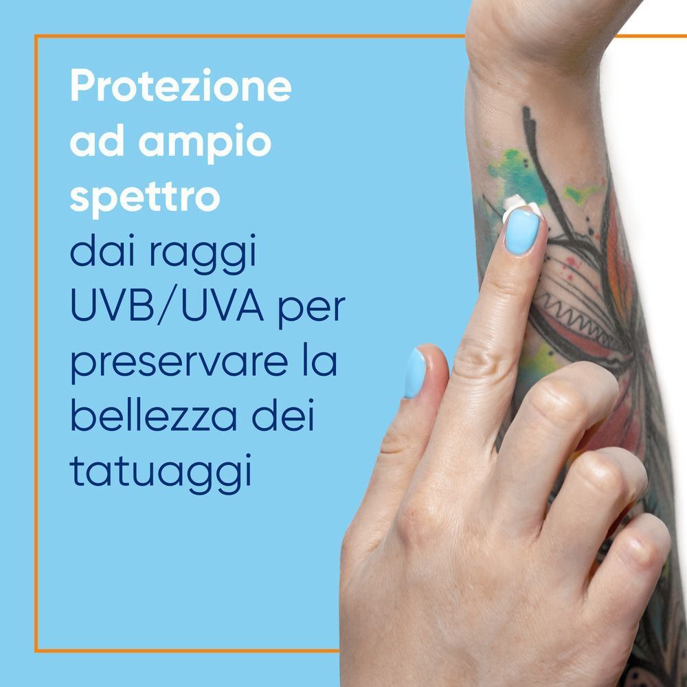 Applicazione di crema solare Bepanthenol Tattoo su un braccio tatuato.