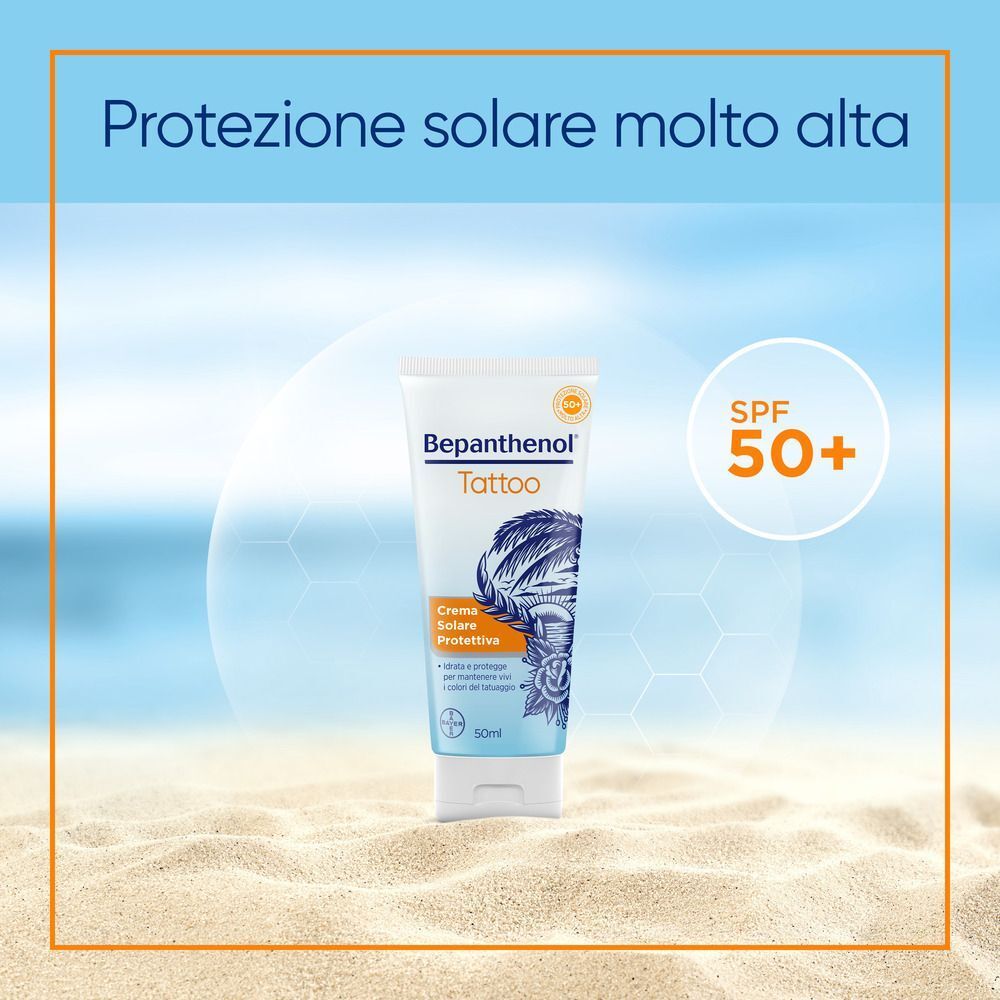 Crema solare Bepanthenol Tattoo SPF 50+ sulla spiaggia.
