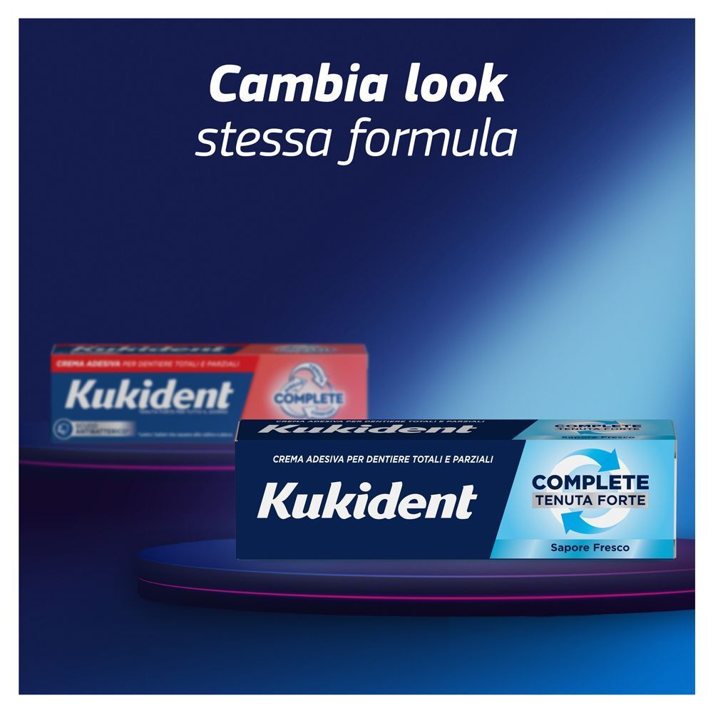 Crema adesiva Kukident Complete in confezione, con testo "Cambia look, stessa formula".