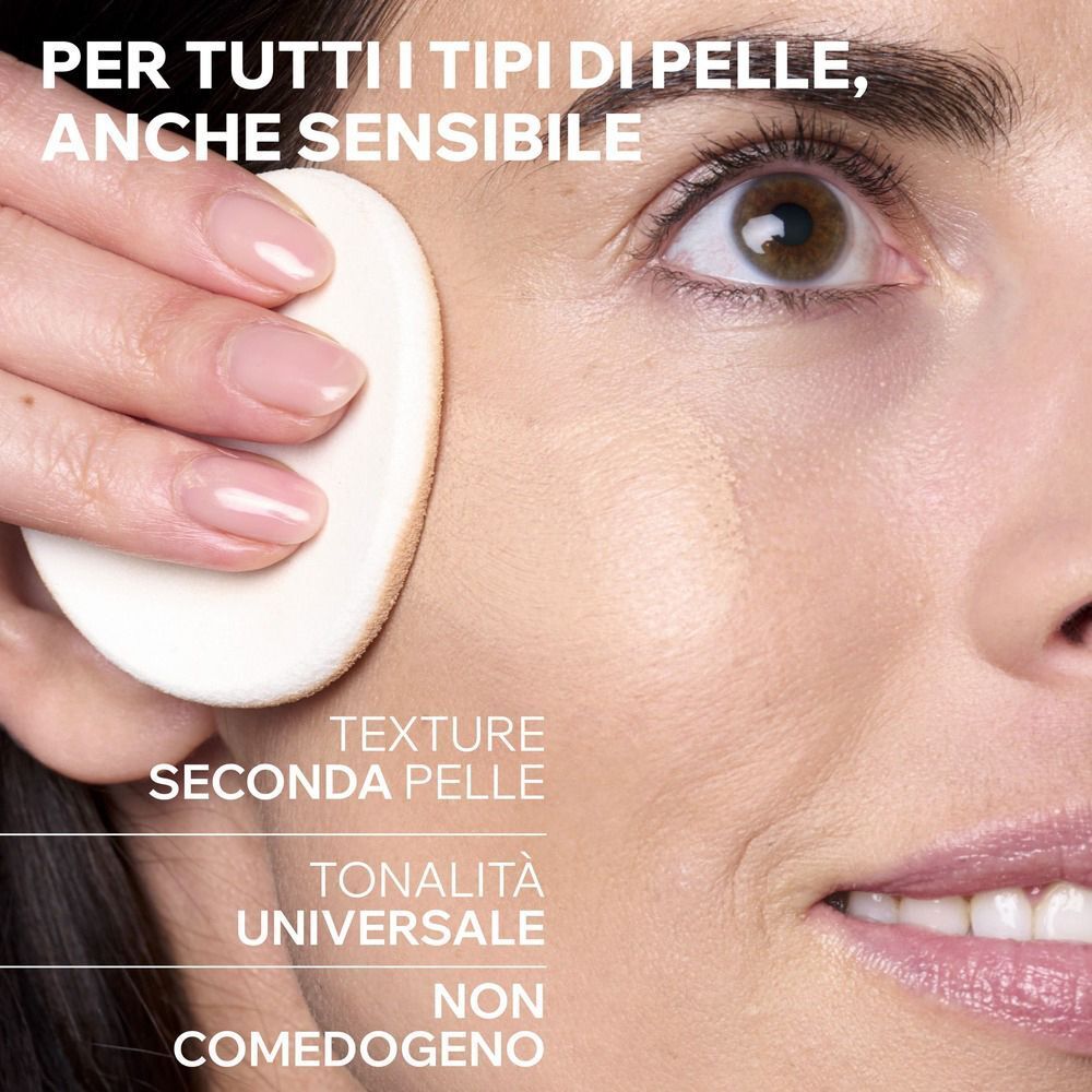 Primo piano di un viso con applicazione di spugnetta. Texture seconda pelle.