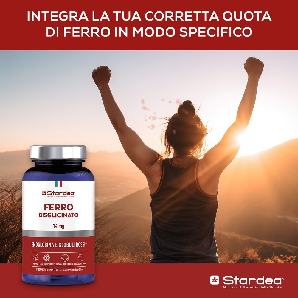 Un flacone di Stardea Ferro Bisglicinato 14 mg accanto a una persona con le braccia alzate davanti a un tramonto.