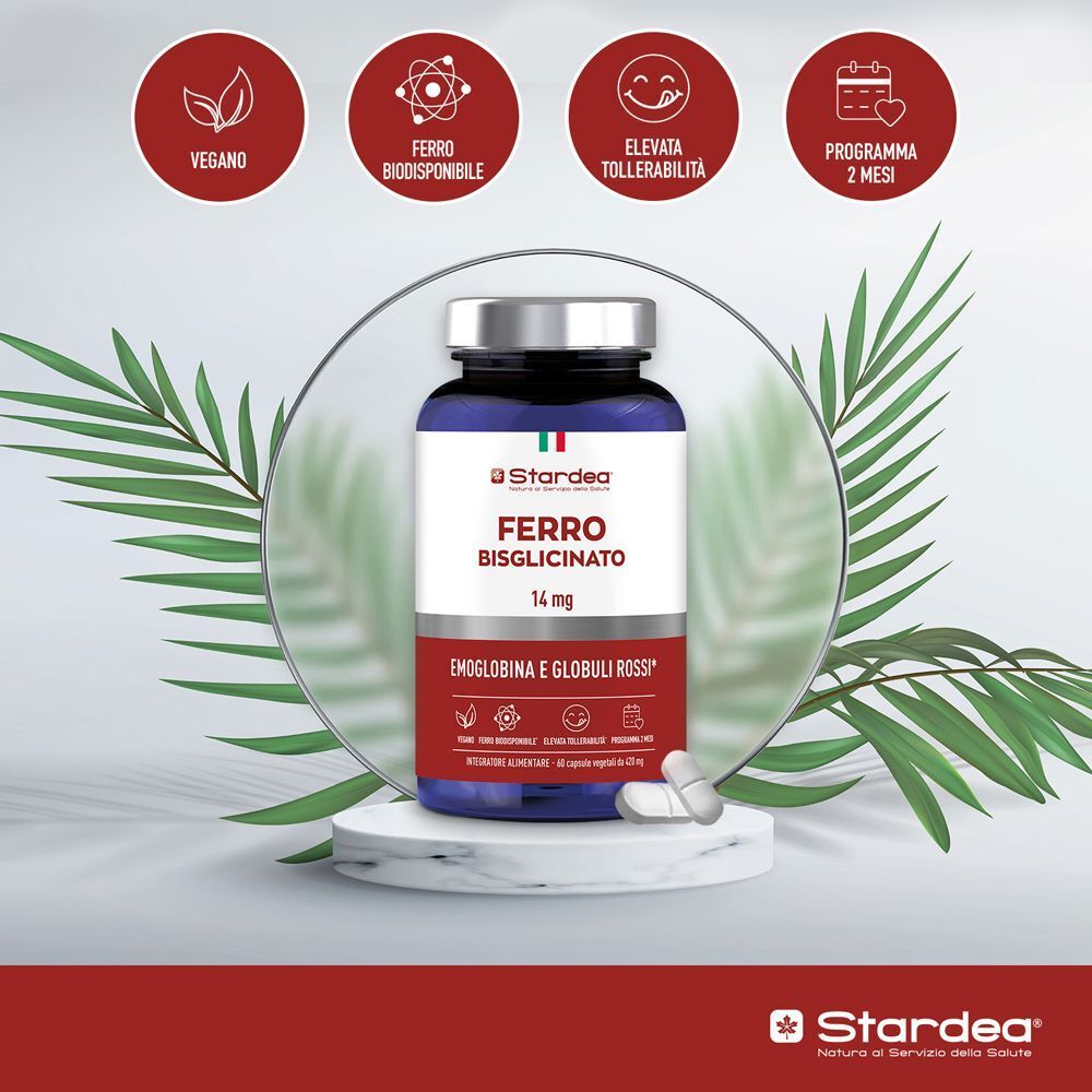 Flacone Stardea Ferro Bisglicinato 14 mg su piedistallo in marmo, circondato da piante, con icone vegan, biodisponibile, tollerabile.