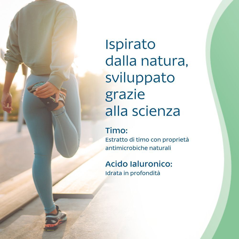 Donna che si allunga all'aperto. Testo su timo e acido ialuronico.