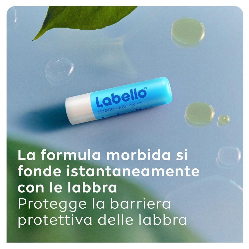 Balsamo labbra Labello Hydro Care su sfondo blu con gocce d'acqua.