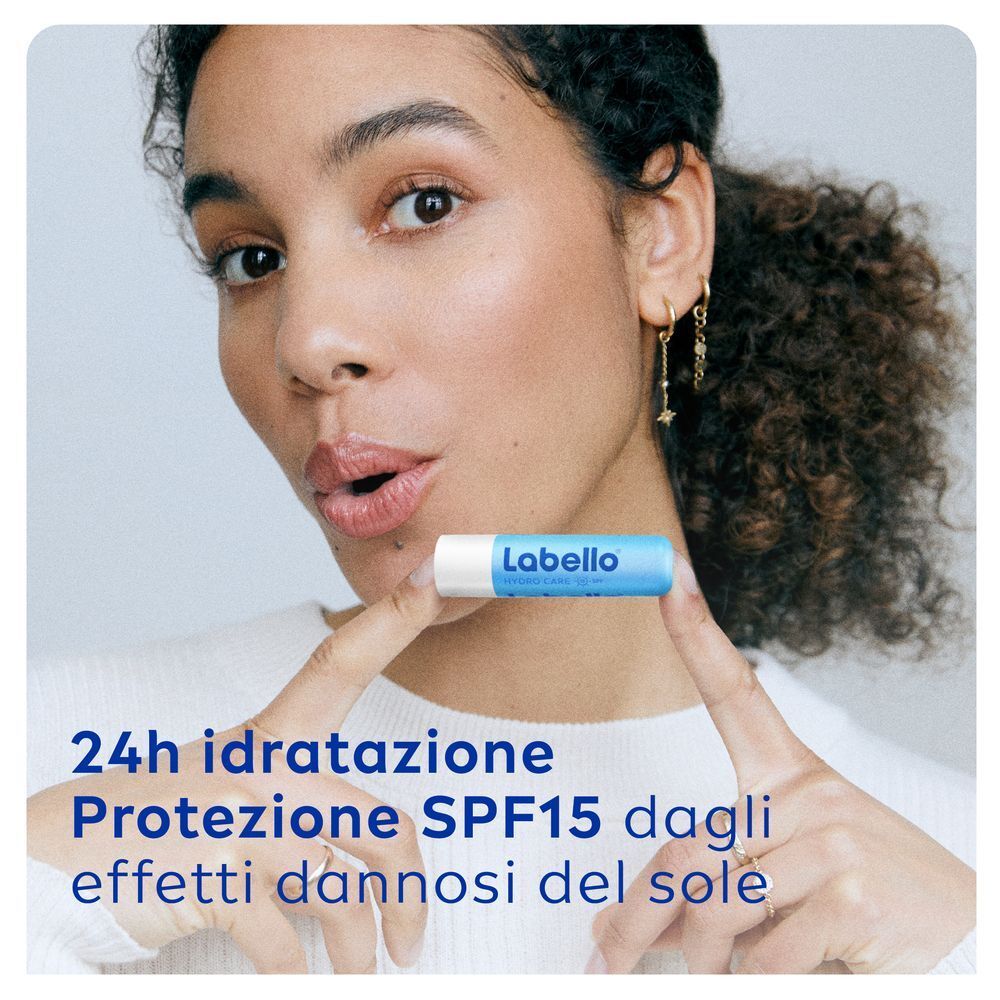 Una donna tiene in mano un balsamo labbra Labello Hydro Care con SPF 15.