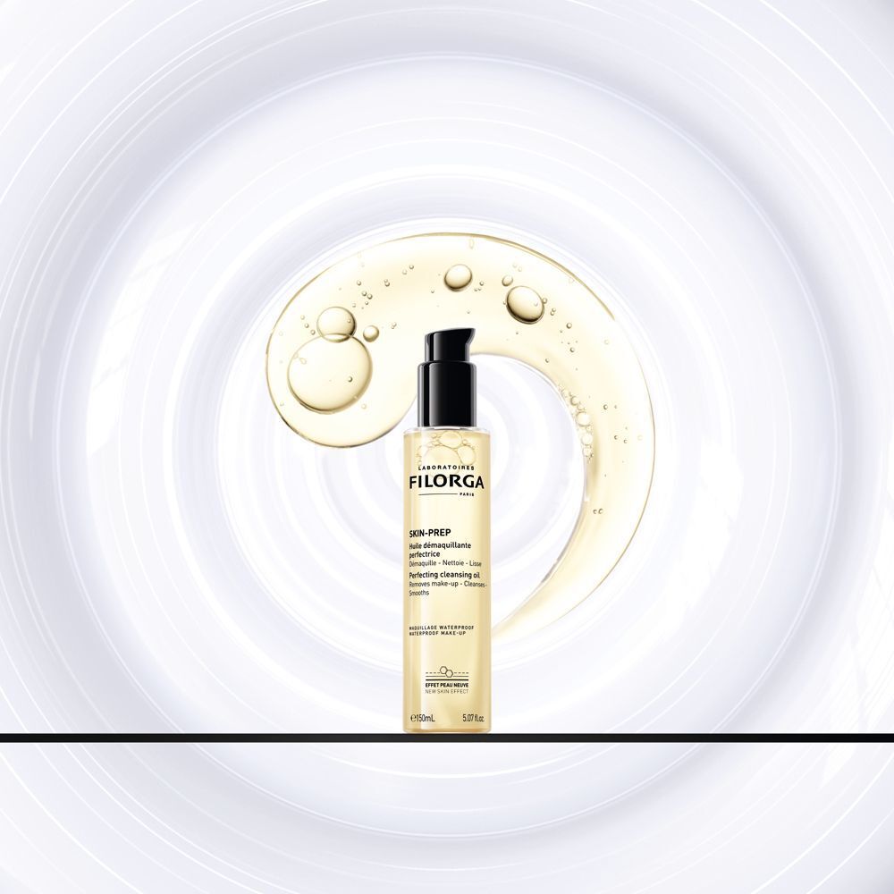 Un flacone di olio struccante Filorga Skin-Prep davanti a uno sfondo astratto.