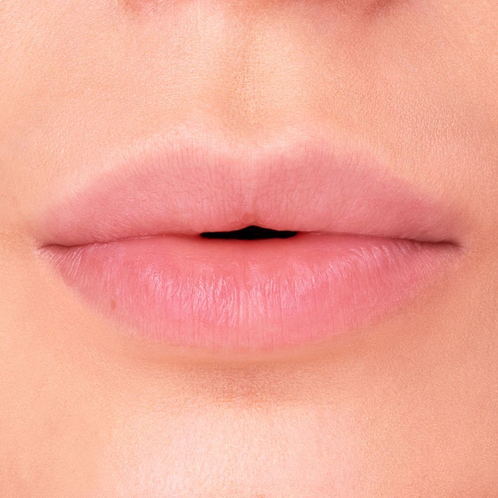 Primo piano di labbra piene e naturali senza trucco.