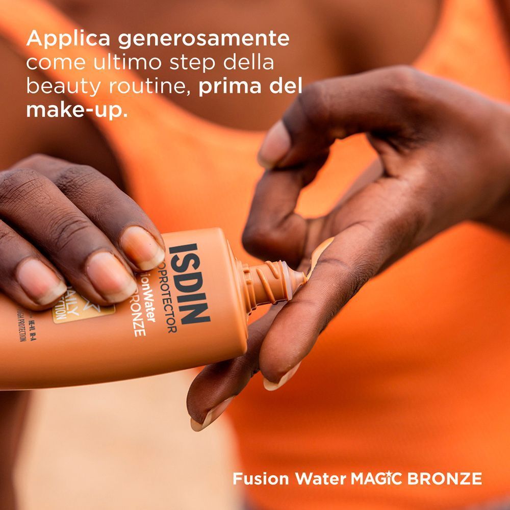 Mani applicano ISDIN Fotoprotector Fusion Water Magic Bronze SPF50.