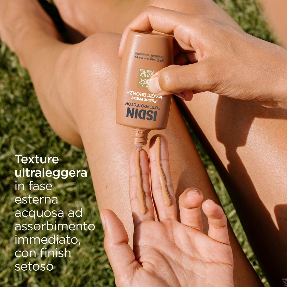 ISDIN Fotoprotector Fusion Water Magic Bronze SPF50 sulle dita.
