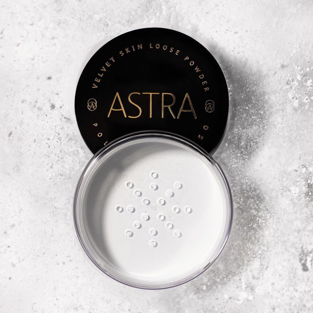 Contenitore aperto di cipria in polvere libera bianca con motivo a stella sul setaccio, marca ASTRA.