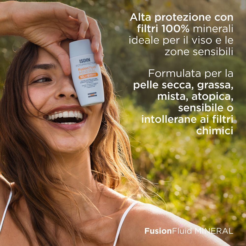 Donna tiene un flacone ISDIN Fotoprotector Fusion Fluid Mineral SPF50 sopra l'occhio.