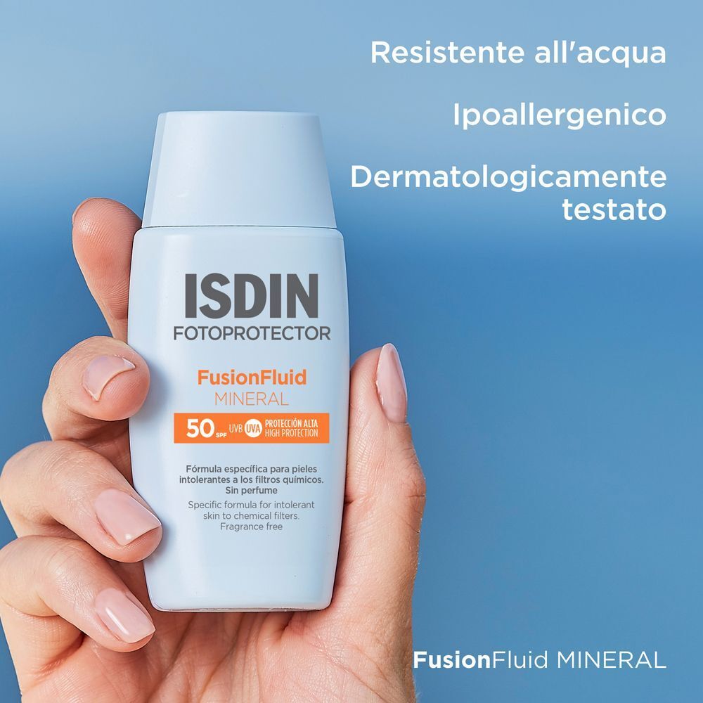 Mano che tiene un flacone ISDIN Fotoprotector Fusion Fluid Mineral SPF50 con testo sulle proprietà.