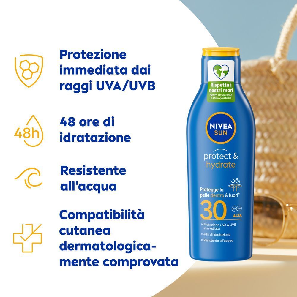 Flacone blu di Nivea Sun Latte Solare con tappo giallo, SPF 30, vicino a borsa da spiaggia e occhiali da sole.