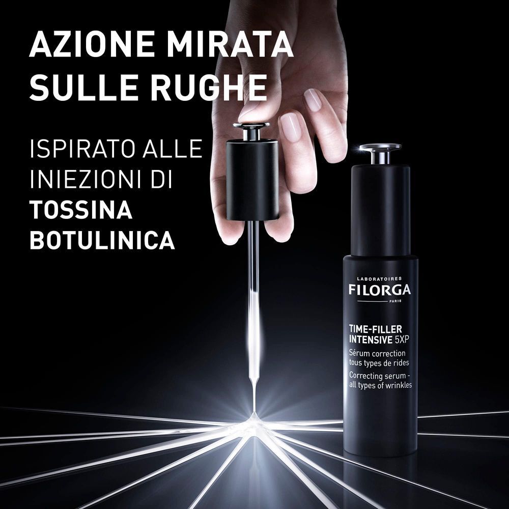 Una mano usa la pipetta per applicare il siero Filorga Time-Filler Intensive 5XP.