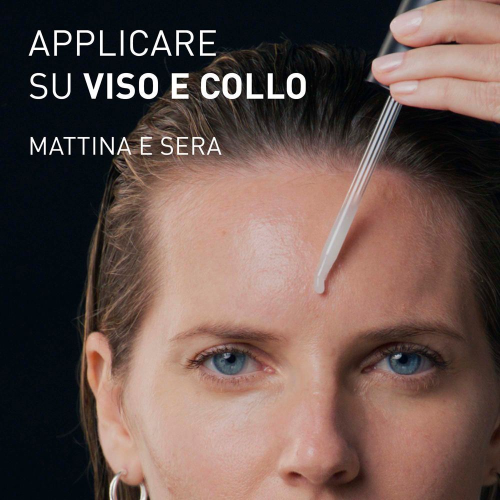 Una donna applica il siero Filorga Time-Filler Intensive 5XP sulla fronte.