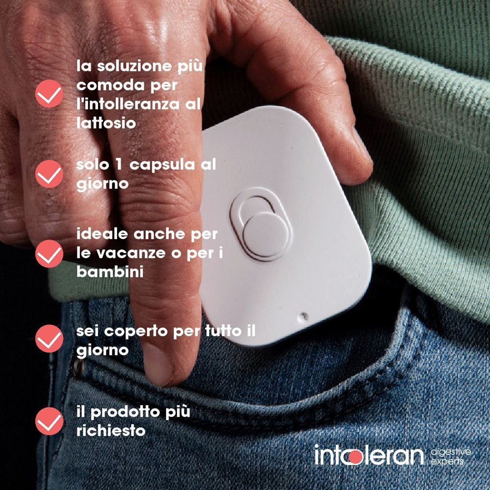 Mano che tiene un piccolo contenitore bianco per capsule in una tasca di jeans. Spunte con vantaggi.