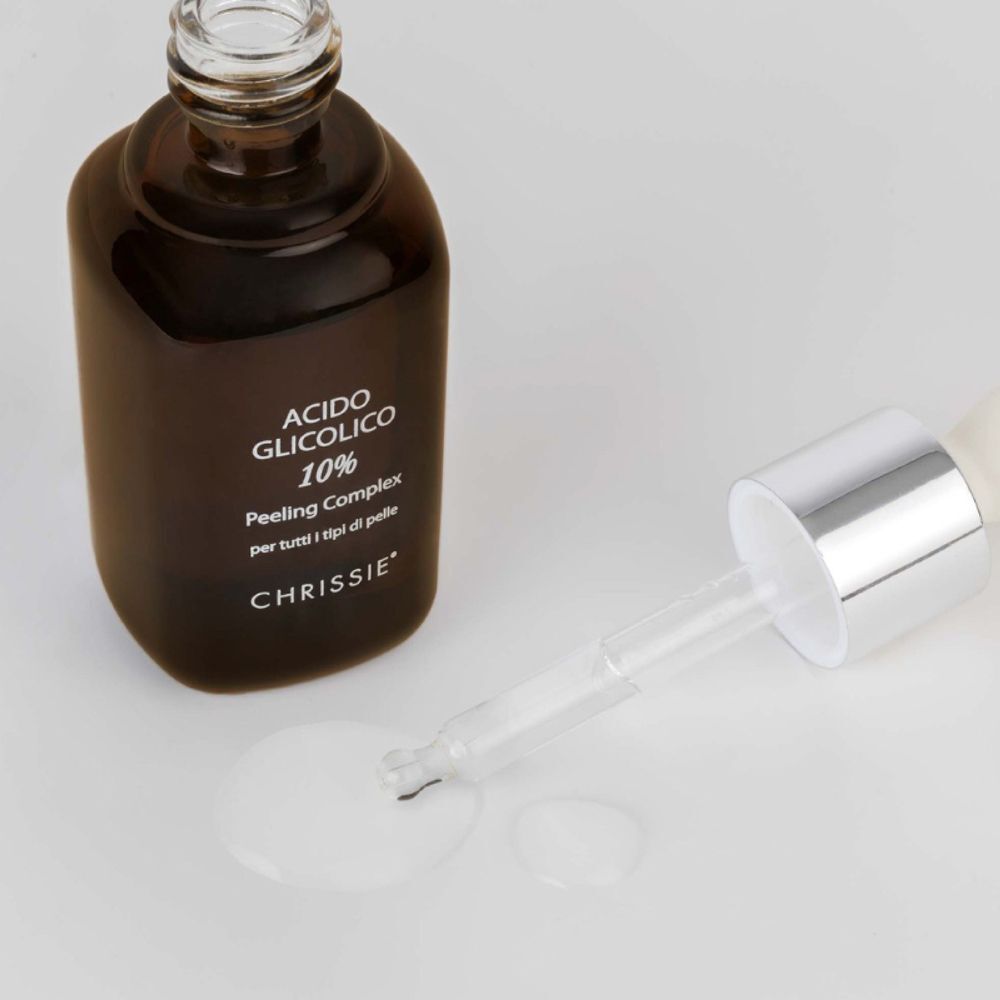 Flacone Chrissie Acido Glicolico 10% Peeling Complex con contagocce e prodotto versato.