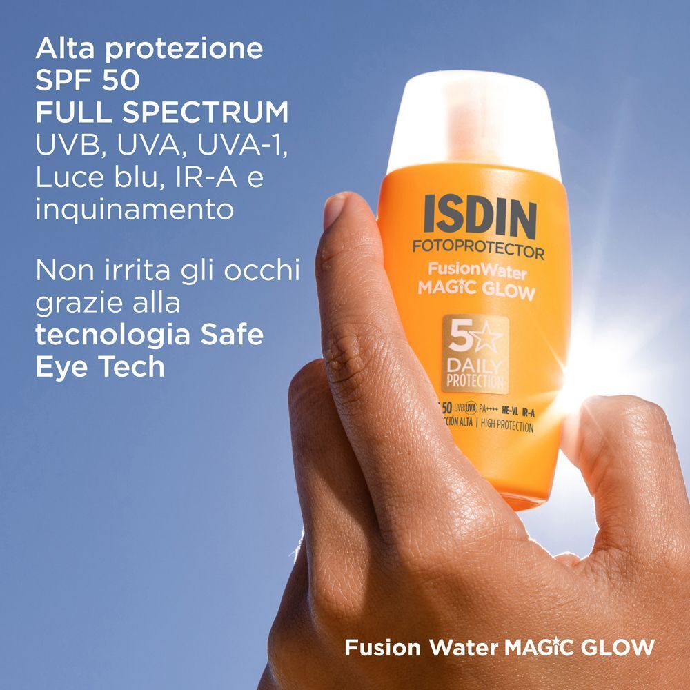 Mano che tiene un flacone ISDIN Fotoprotector Fusion Water Magic Glow SPF50.