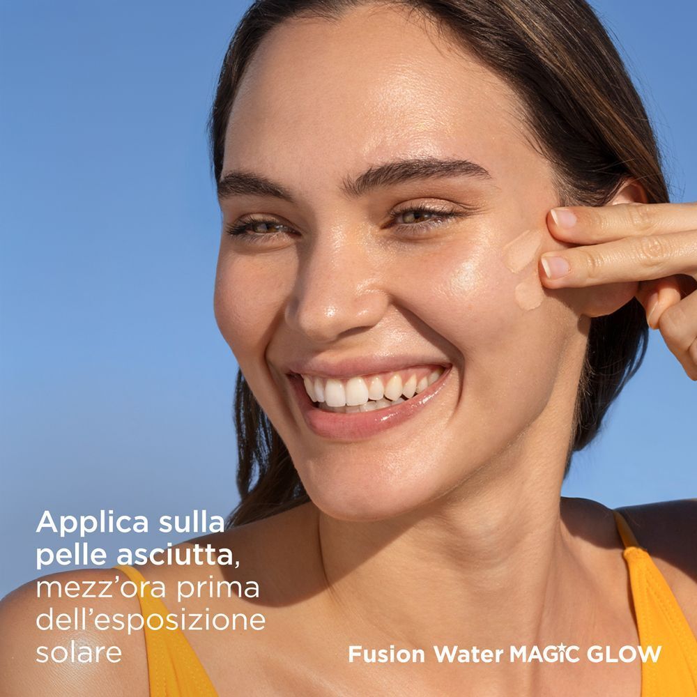 Donna che applica ISDIN Fotoprotector Fusion Water Magic Glow SPF50.