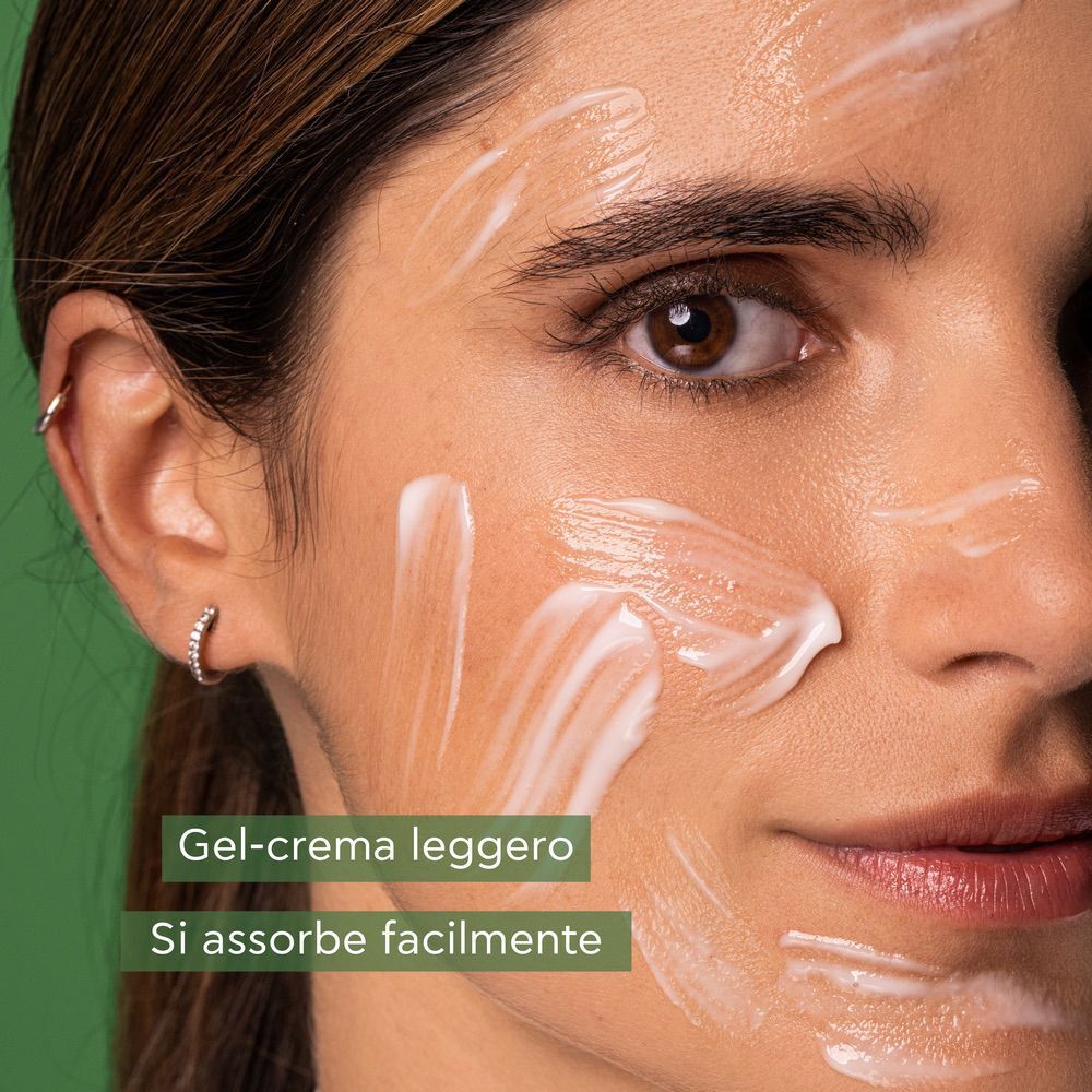 Donna con gel-crema leggera APIVITA Bee Radiant sulla pelle.