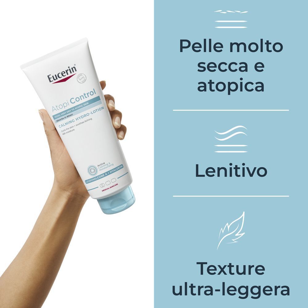 Mano che tiene un tubo di Eucerin Atopi Control Emulsione Lenitiva Ultra Light, per pelle secca e atopica.