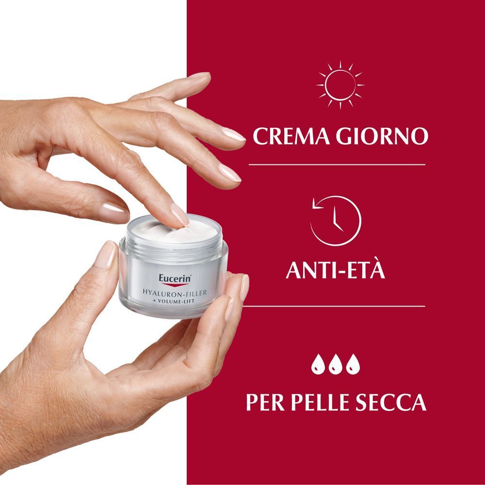 Mano preleva crema Eucerin Hyaluron-Filler. Per giorno, anti-età, pelle secca.