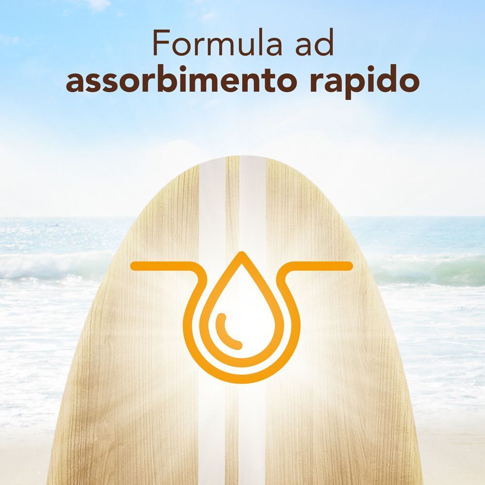 Simbolo di rapido assorbimento su una tavola da surf davanti al mare.