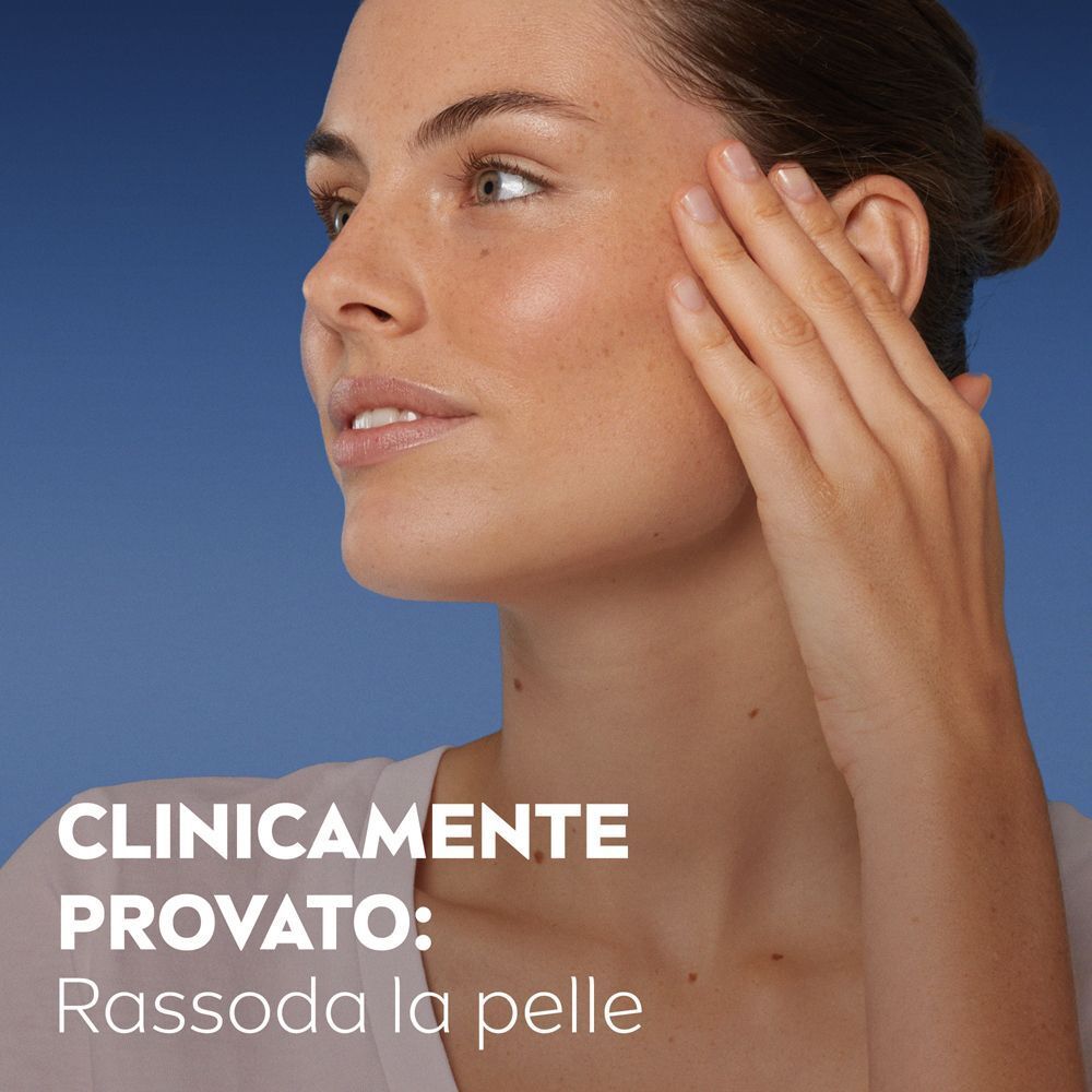 Donna che si tocca il viso, mostrando il siero Nivea Cellular Expert Filler.