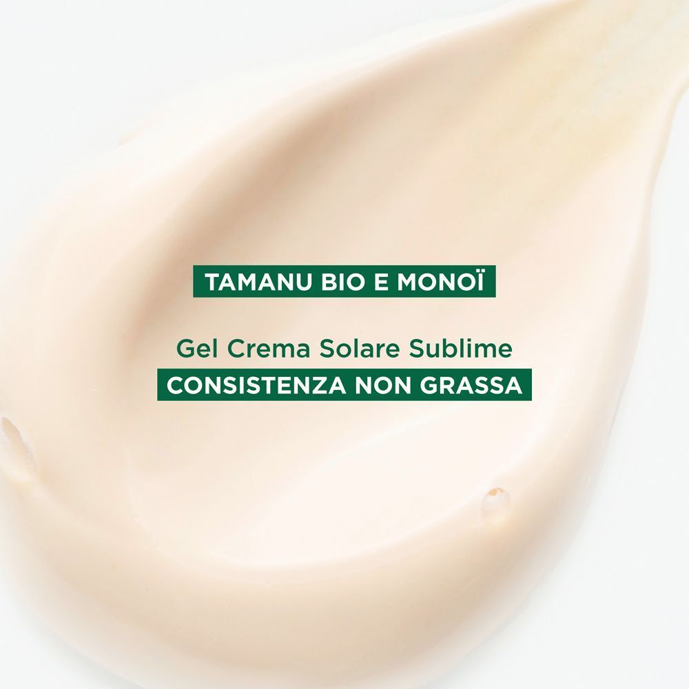 Primo piano della texture Klorane Gel-Crema Solare Sublime con Tamanu BIO e Monoï. Consistenza non grassa.