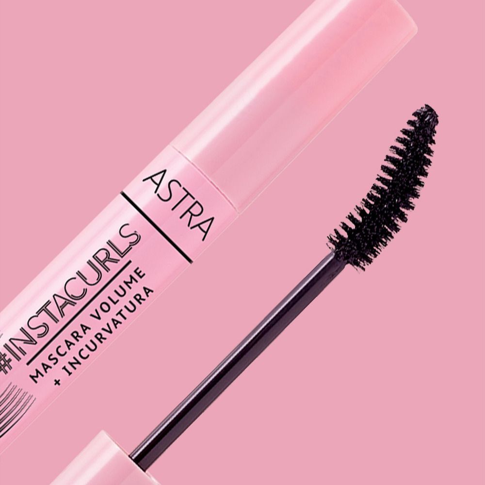 Primo piano di un flacone di mascara Astra con corpo rosa e scovolino.