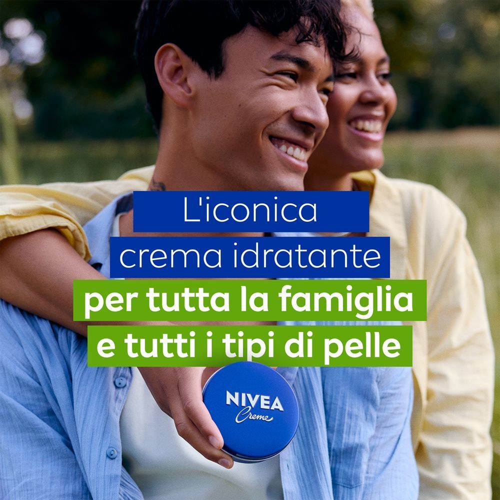 Uomo e donna sorridono, tengono un barattolo di Nivea Creme. Testo: Crema idratante per tutta la famiglia.